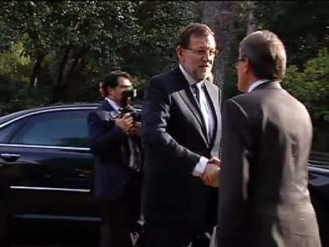 Frío saludo entre Rajoy y Mas a la llegada del Foro 5+5