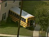 Un autobús escolar se estrella contra una casa en Estados Unidos