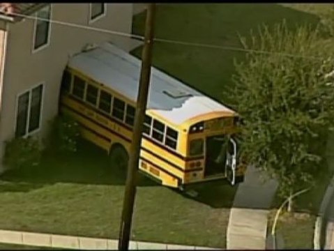 Un autobús escolar se estrella contra una casa en Estados Unidos