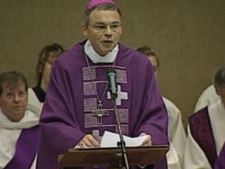 El Papa aparta al Obispo de lujo