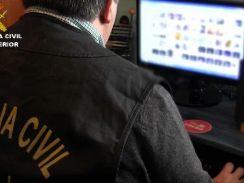 Detenido en Castrillón (Asturias) un joven que amenazaba a menores para conseguir imágenes de contenido sexual