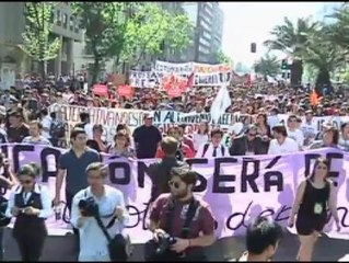 Tải video: Miles de estudiantes chilenos salen a la calle para exigir cambios en el modelo educativo