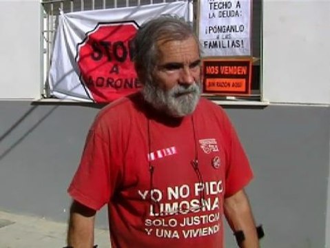 Seis familias ocupan un edificio vacío desde hace años en Aldeia