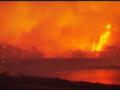 Más de 100 incendios amenazan el sureste de Australia