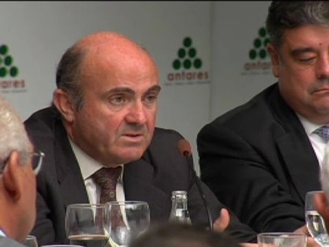 De Guindos: El Gobierno recibe muchas propuestas. Las escucha y las mira pero tiene su propia hoja de ruta