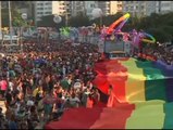 Miles de personas toman la playa de Copacabana para celebrar el Día del Orgullo Gay