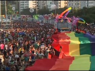 Download Video: Miles de personas toman la playa de Copacabana para celebrar el Día del Orgullo Gay