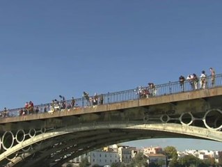 Ganchillo en el Puente de Triana