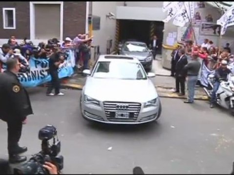 La presidenta argentina abandona el hospital cinco días después de ser operada