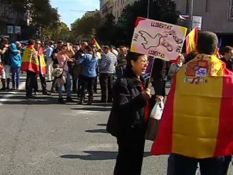 Miles de personas se manifiestan en Barcelona contra la independencia