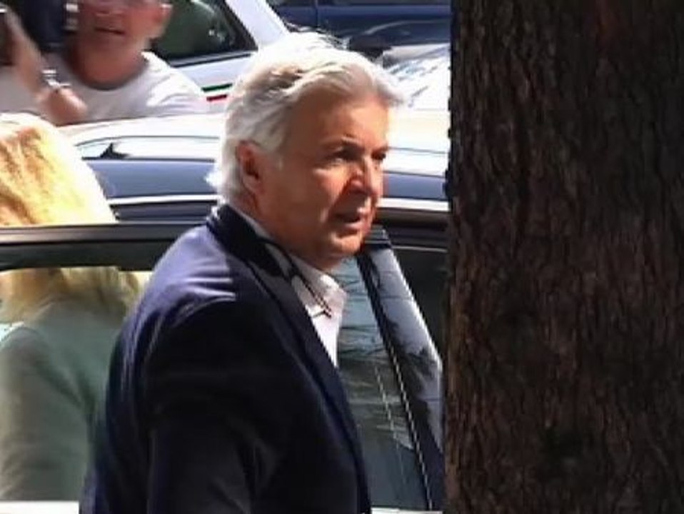 Emotivas imágenes de la llegada de la familia de María Villota al tanatorio