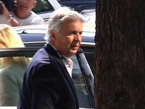 Emotivas imágenes de la llegada de la familia de María Villota al tanatorio