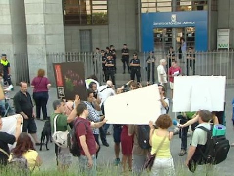 Los vecinos de la calle Ofelia Nieto denuncian el derribo del edificio de Tetuán