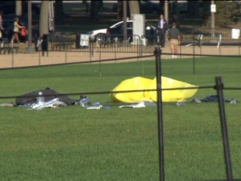 Un hombre se prende fuego a lo bonzo junto al Capitolio