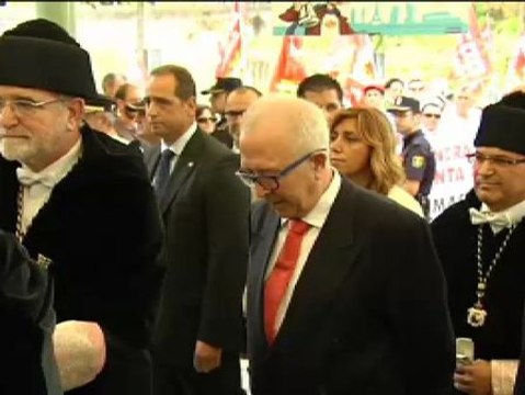 Susana Díaz, increpada por un grupo de jóvenes en la apertura del curso universitario en Jaén