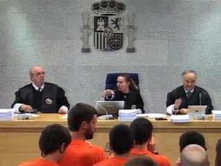 Globos naranjas ante el tribunal para protestar por la detención de Luis Goñi