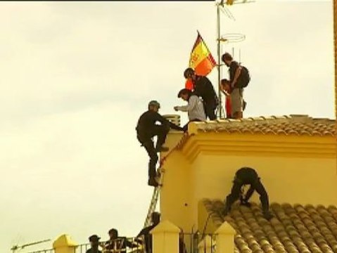 La policía y los bomberos desalojan una corrala ocupada por 13 familias desahuciadas