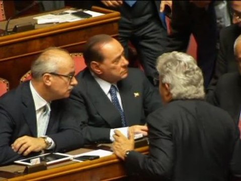 Berlusconi: Hemos decidido, no sin trabajo interno, otorgar un voto de confianza al Gobierno