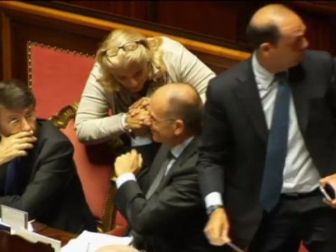 Berlusconi da la sorpresa: Hemos decidido, no sin conflictos internos, apoyar al gobierno