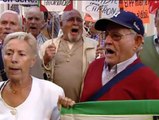 Pensionistas y afectados por las preferentes protestan ante el Ministerio de Hacienda