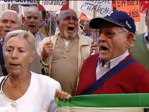 Pensionistas y afectados por las preferentes protestan ante el Ministerio de Hacienda