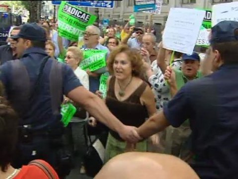 Los preferentistas abuchean a un grupo convencidos de que son los inspectores de la Troika