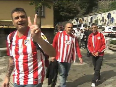 Los seguidores rojiblancos ponen el ambiente y el colorido en la previa del choque ante el Oporto