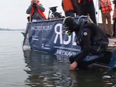 Unos buzos extraen un fragmento de un meteorito caído en Rusia