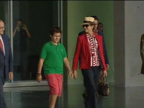 La infanta Elena y su hijo Froilán visitan al rey en el hospital