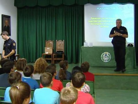 La Policía Nacional inicia el curso escolar con charlas sobre el uso de internet
