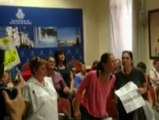 Una mujer desesperada irrumpe en el pleno del Ayuntamiento de Santa Cruz de Tenerife