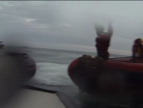 Greenpeace muestra un vídeo de la detención de varios activistas a punta de pistola