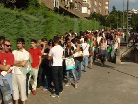 Cientos de jóvenes esperan una interminable cola para conseguir alguna plaza vacante en FP de grado medio
