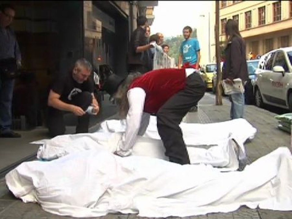 Simulan su entierro para denunciar los recortes en ayudas sociales