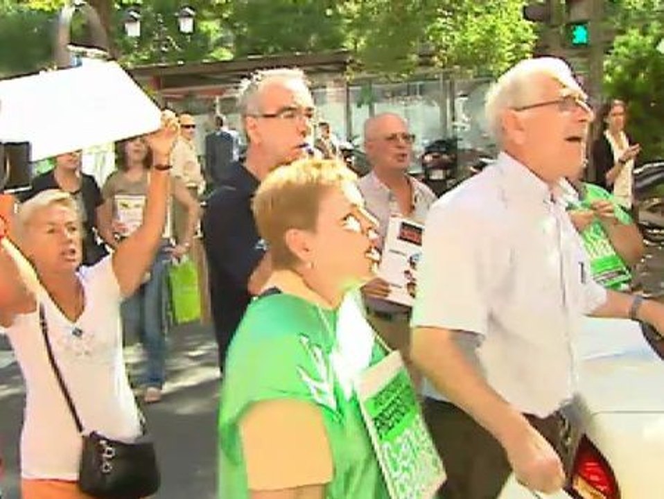 Un grupo de afectados por las preferentes increpa al exdirector financiero de Bankia