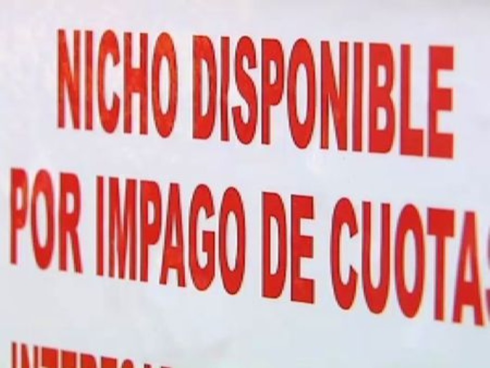 Avisos de desahucio en los nichos de un cementerio de Vigo