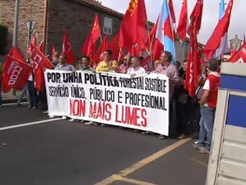 Unas 150 personas se concentran frente a la Consejería de Medio Rural para reivindicar una política forestal pública y de calidad