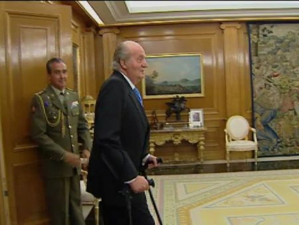 El rey bromea con la prensa en Zarzuela: "Mañana al taller"