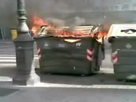 Quemar contenedores: la nueva moda entre los jóvenes valencianos