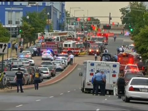 Un hombre armado desata el pánico en una sede de la Marina en Washington