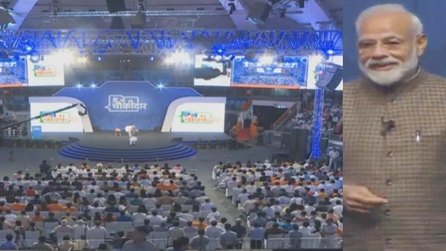 Public chants 'Main Bhi Chowkidar' slogan during PM Modi's speech | Oneindia News