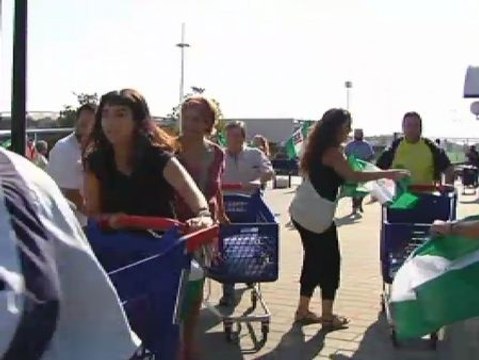 El SAT reparte el material escolar que sustrajo de un Carrefour