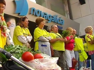Preferentistas convierten un banco de Vigo en un mercado de trueque