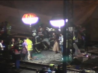 Decenas de bomberos trabajan sin descanso para encontrar a gente con vida