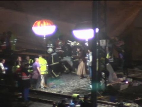 Decenas de bomberos trabajan sin descanso para encontrar a gente con vida