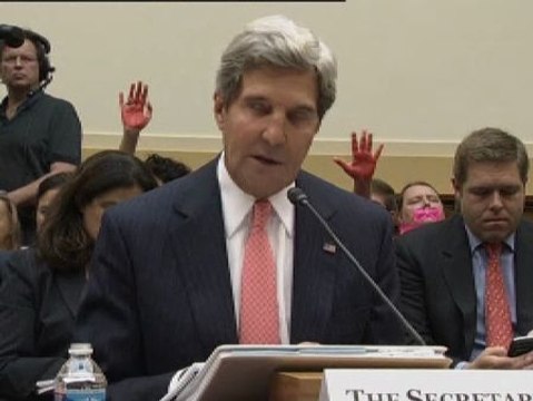 Manos rojas contra la intervención en Siria