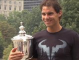 Nadal posa con el trofeo de campeón del US Open