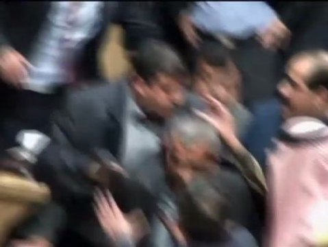 Tiros y peleas en el Parlamento jordano
