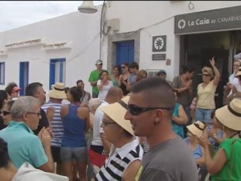 La Graciosa se echa a la calle para que no cierren el único banco de la isla