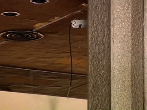 El edificio de Telefónica en Barcelona abandonado y destrozado por los robos